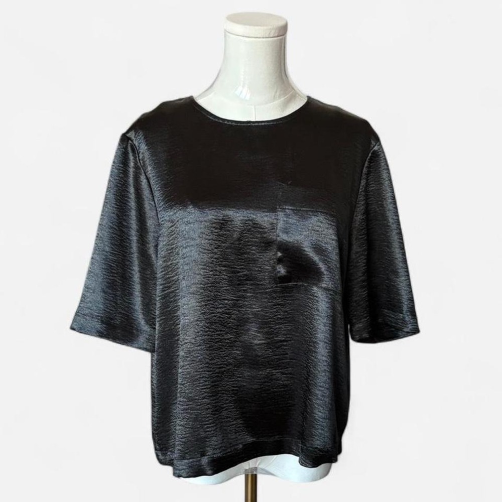 Black thick silkā Who What Wear short sleeve top with pocket and keyhole in back